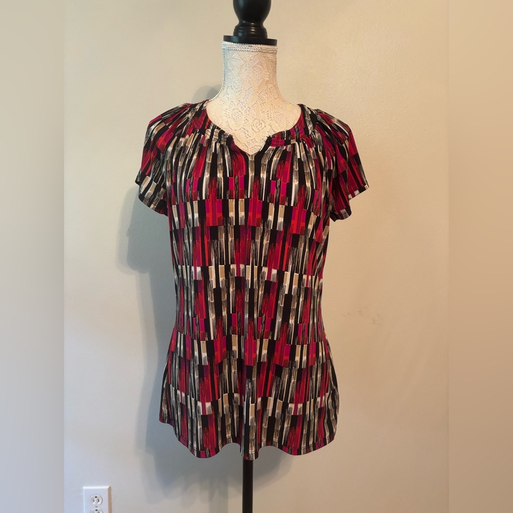 Liz Claiborne Short Sleeve Abstract Print Top in Fuchsia, Black & Cream